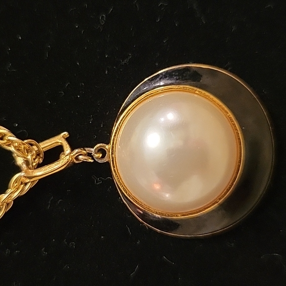 Vintage Long Brass Necklace with Half Shell Pearl D 3/4" Pendant Black Enamel - Picture 5 of 6